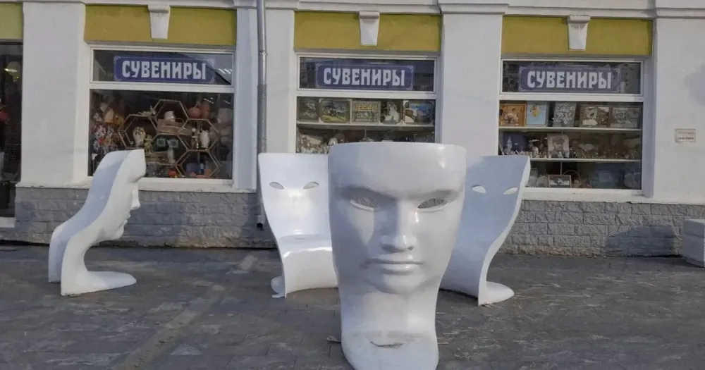 Новые скамейки или угроза ЮНЕСКО? Что появилось на Депутатской в Ярославле